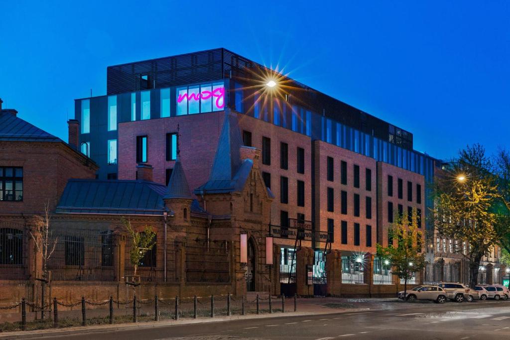 un edificio con un letrero de neón encima en Moxy Warsaw Praga, en Varsovia