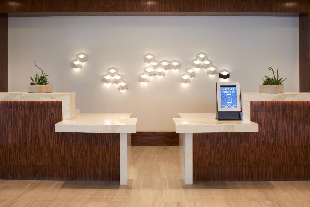 The lobby or reception area at Marriott East Lansing at University Place