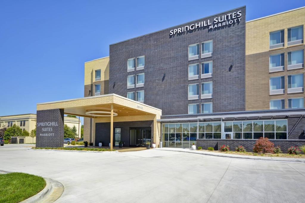 una rappresentazione della parte anteriore dell'edificio delle suite con cortile di SpringHill Suites by Marriott Cincinnati Blue Ash a Blue Ash