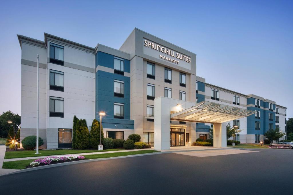 ウィンザー・ロックスにあるSpringHill Suites Hartford Airport/Windsor Locksの表面の表面