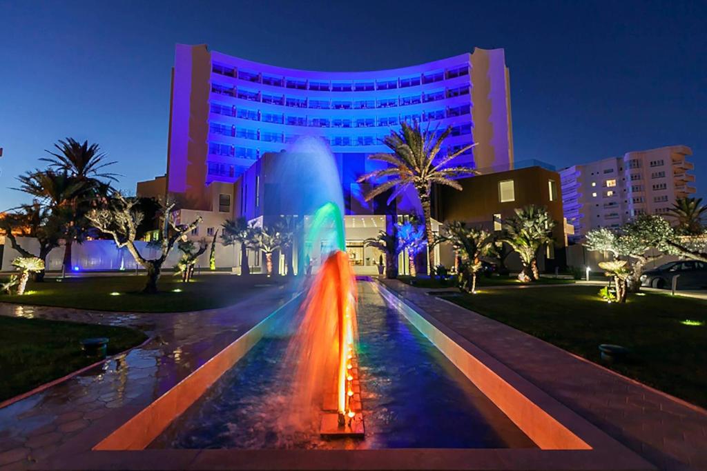 einen Brunnen vor einem Gebäude in der Nacht in der Unterkunft Sousse Pearl Marriott Resort & Spa in Sousse