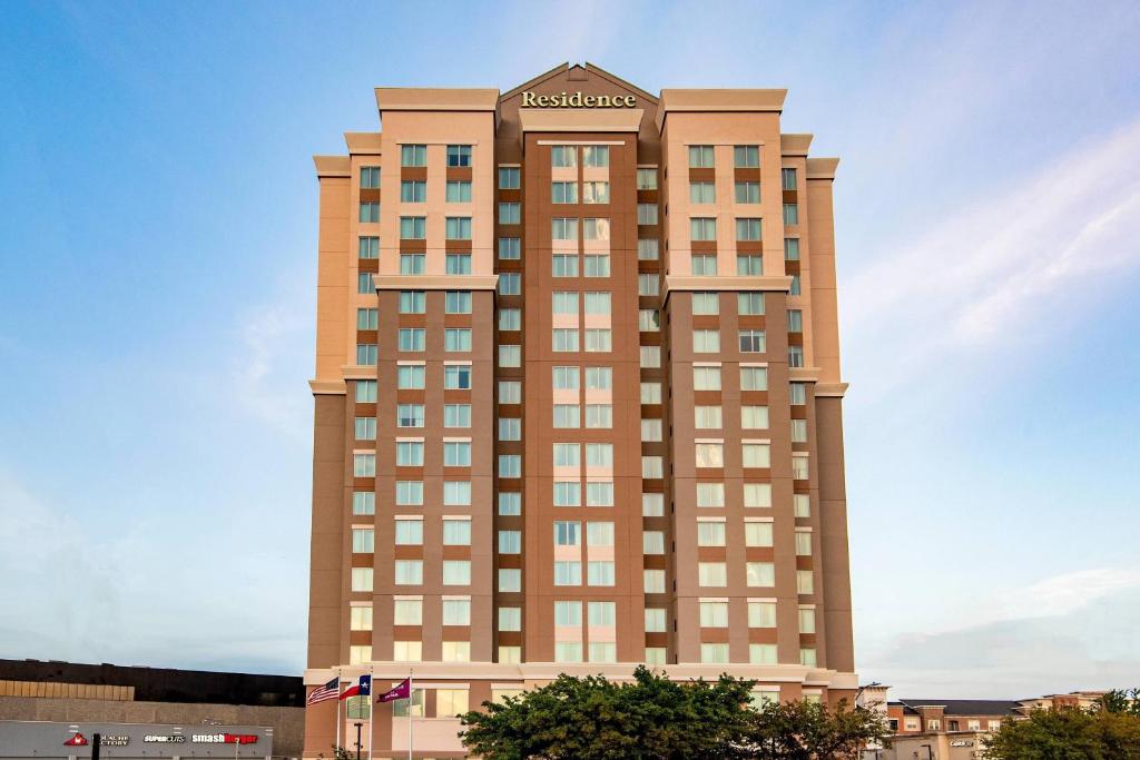 Residence Inn by Marriott Houston Medical Center/NRG Park في هيوستن: مبنى طويل عليه لافتة الفندق