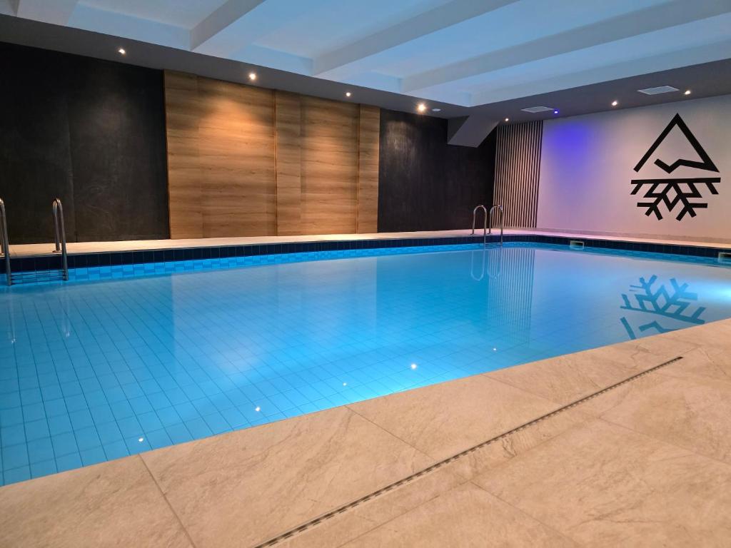 - une grande piscine dans une chambre d'hôtel dans l'établissement Śnieżynka, à Szczyrk