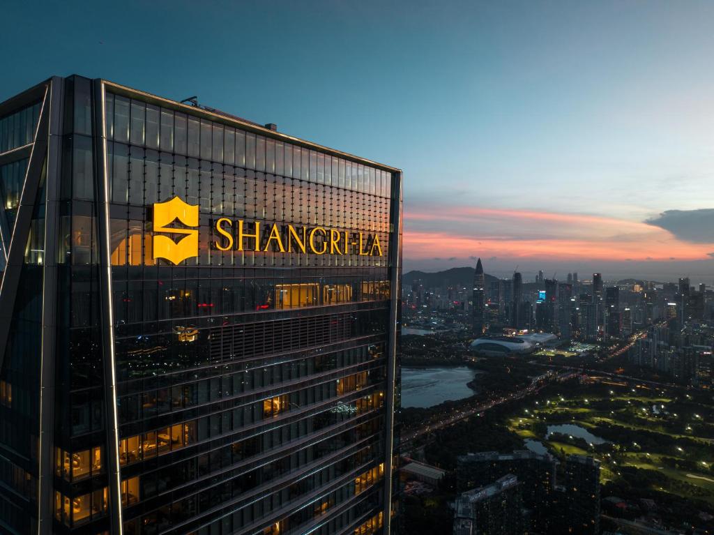 un edificio shanghai con un cartello sul lato di Shangri-La Nanshan, Shenzhen a Shenzhen