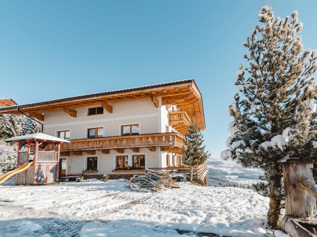 Una casa en la nieve con un árbol de Navidad en Apartment Tauernblick by Interhome, en Bramberg am Wildkogel