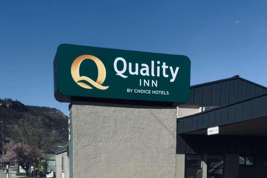 Quality Inn Durango في دورانجو: علامة لنزل جيد على جانب المبنى