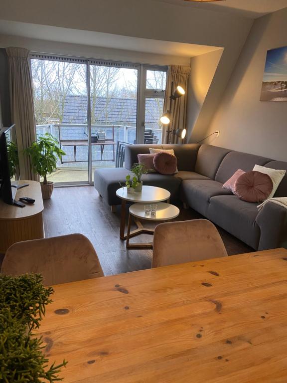 En sittgrupp på Heerlijk appartement op Texel vlakbij bos en zee.