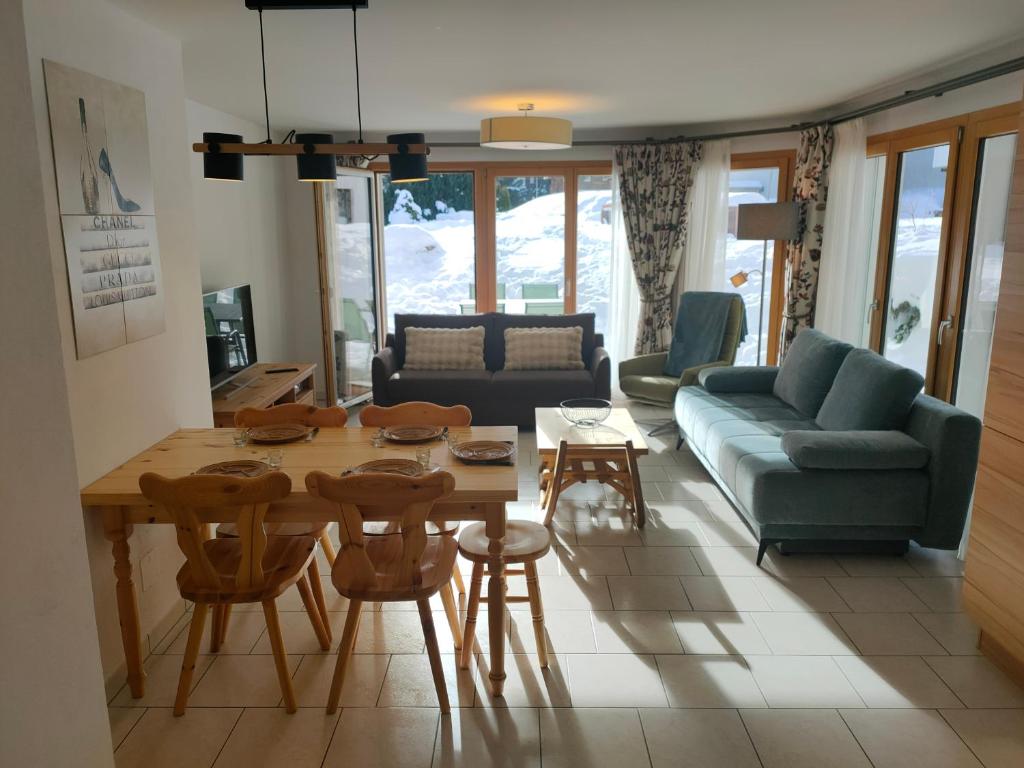 - un salon avec une table et un canapé dans l'établissement Studio 60m2 au pied de la télécabine et SaastalCards, à Saas-Fee