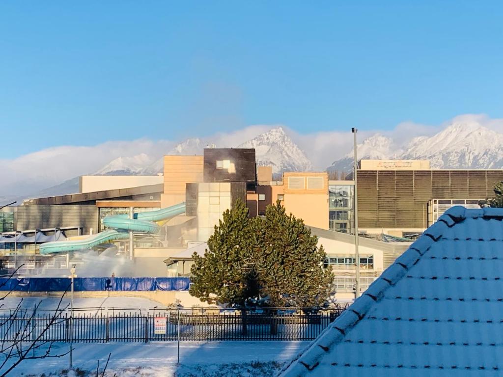 Blick auf ein Gebäude mit Bergen im Hintergrund in der Unterkunft Pension Aqualand Free parking in Poprad