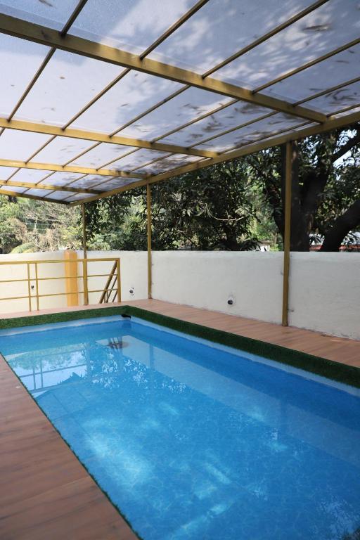 La alberca dentro o cerca de HemHarsh Holiday Home with pool