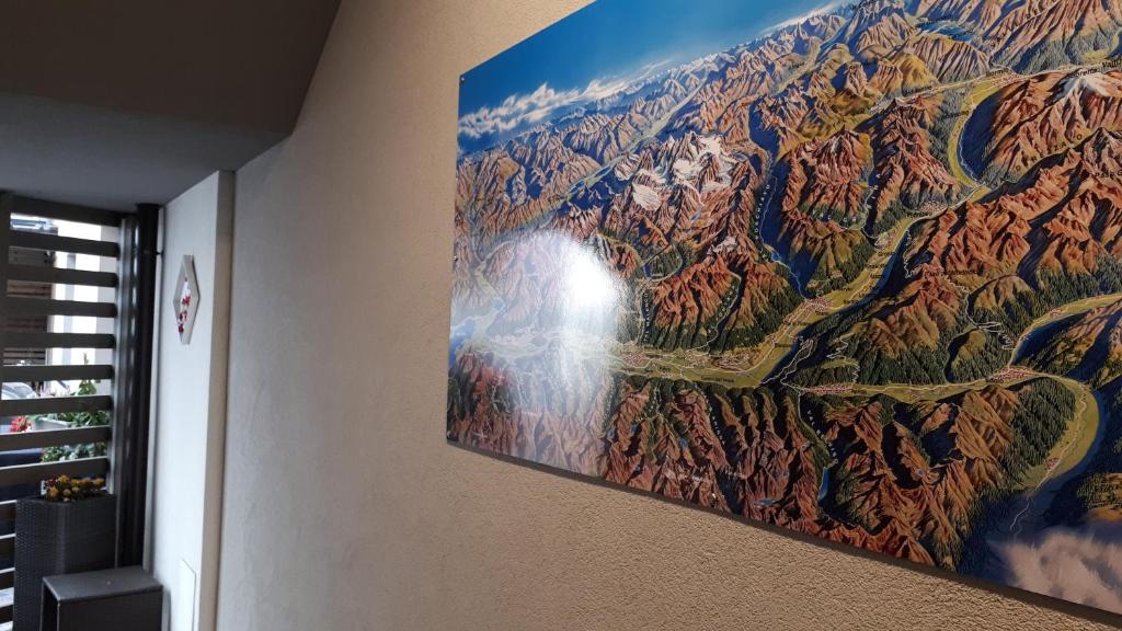 una pintura de una montaña en una pared en B&B Corte Rossa, en Tirano