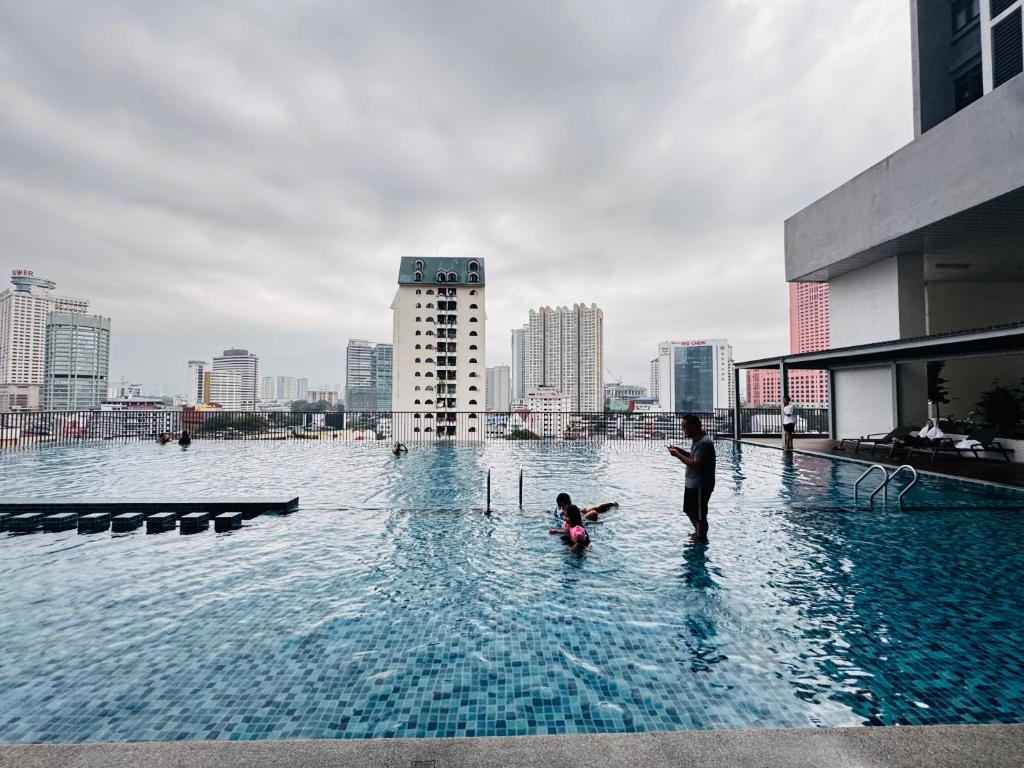 Kolam renang di atau dekat dengan Chambers Suites KL