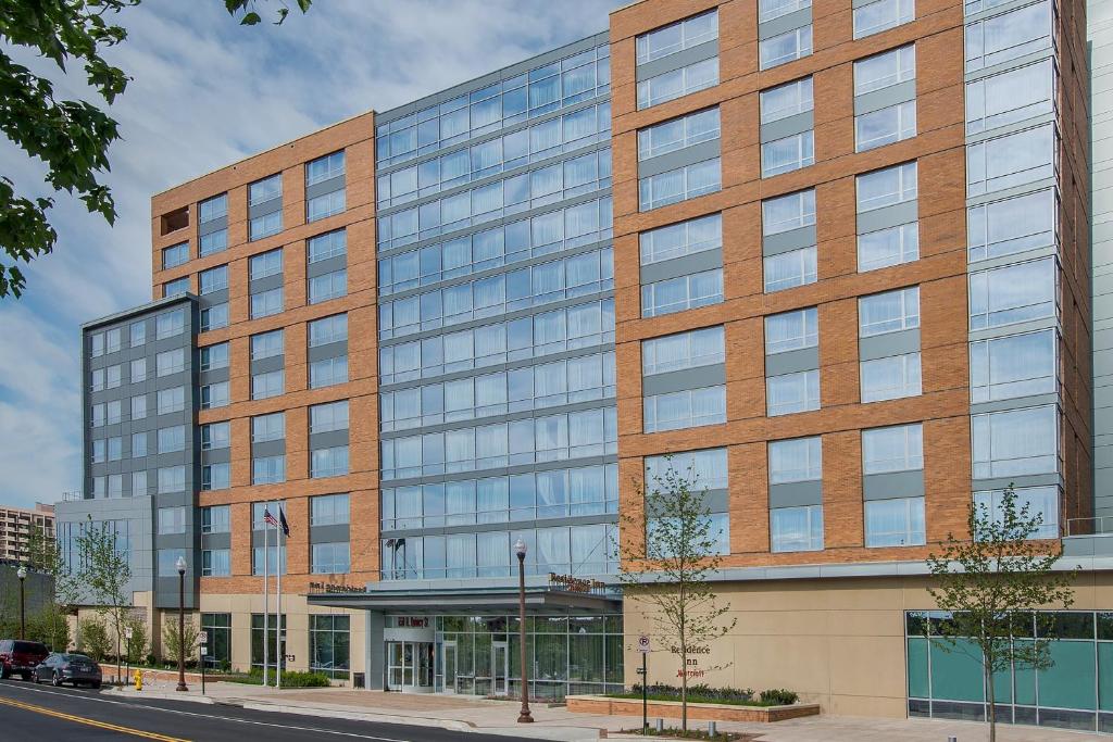 um grande edifício de tijolos com janelas numa rua em Residence Inn by Marriott Arlington Ballston em Arlington