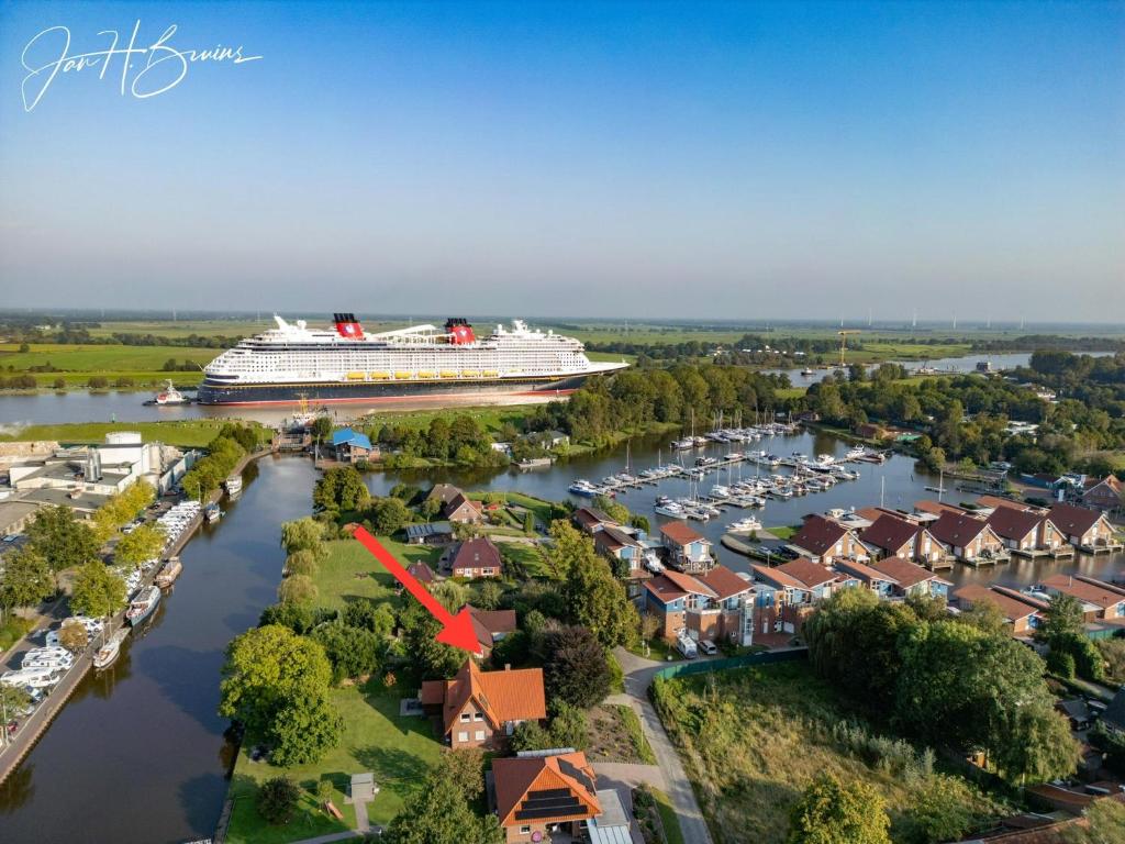 widok powietrzny statku wycieczkowego w porcie w obiekcie Hafenfewo Weener - Urlaub direkt am Wasser w mieście Weener