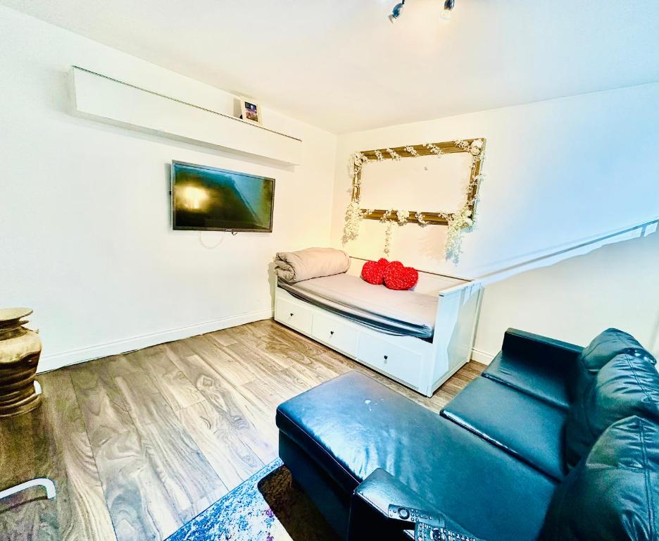 sala de estar con sofá y espejo en Stay in London - CENTRAL LONDON 30 minutes - WIMBLEDON 14 mins, en Londres