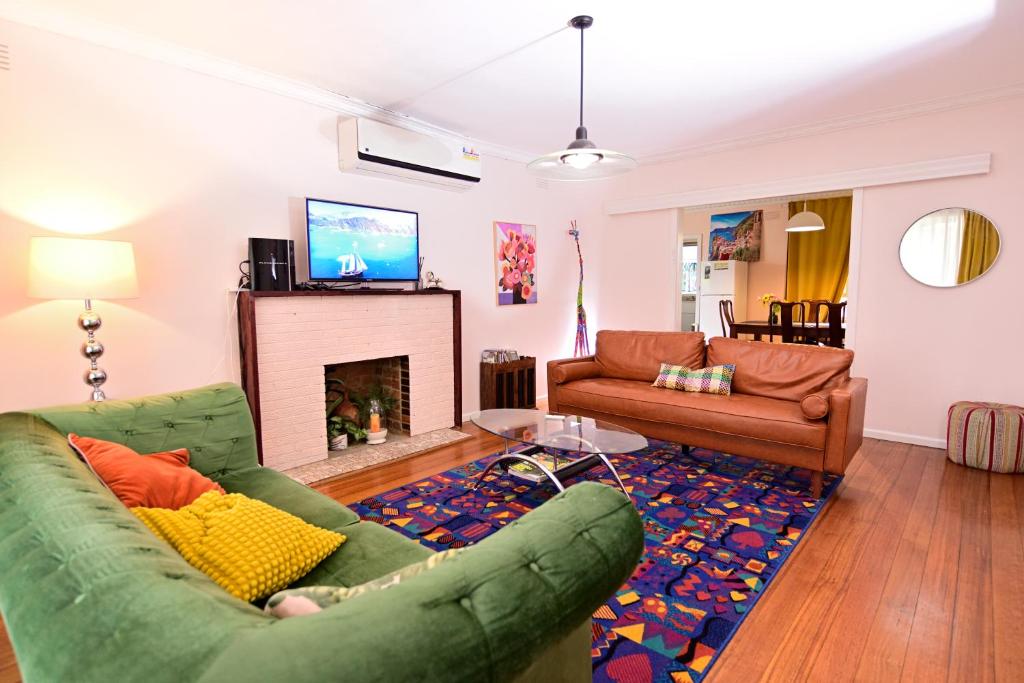 Un lugar para sentarse en Two Pines, whole home in Tullamarine near airport!