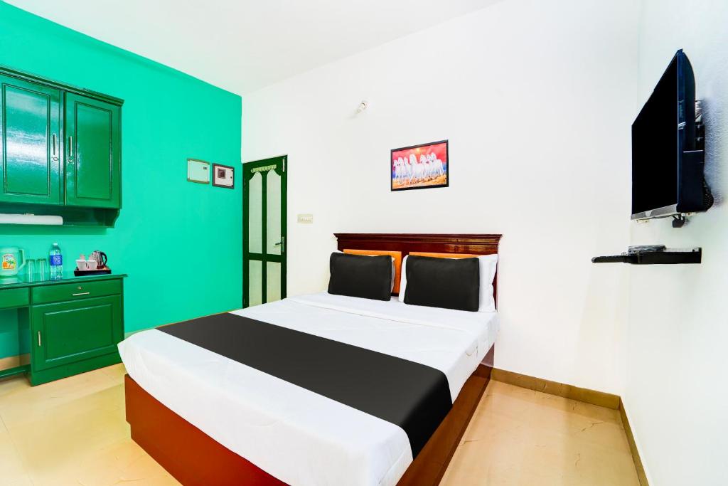 Tempat tidur dalam kamar di Super Hotel O Vennala Near Palarivattom