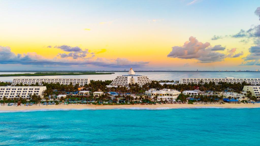 - une vue aérienne sur une plage dans l'établissement The Pyramid Cancun by Oasis - All Inclusive, à Cancún