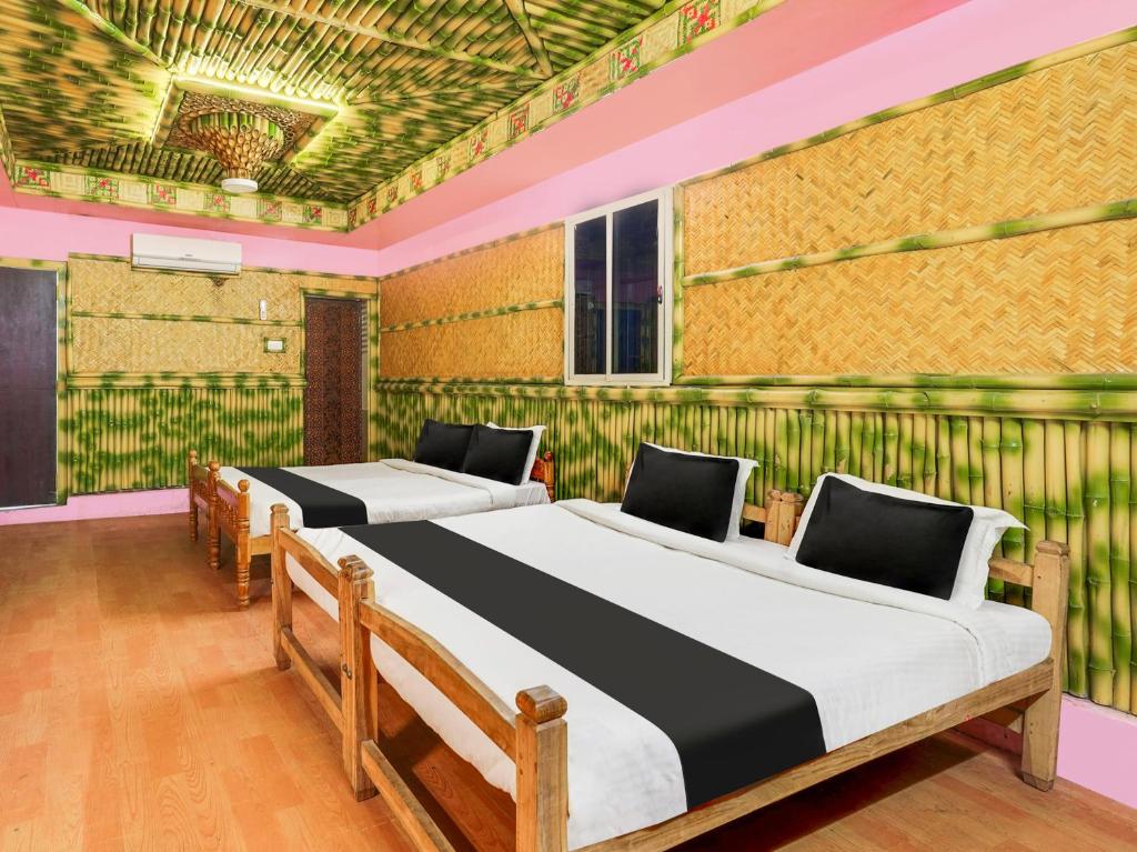 2 Betten in einem Zimmer mit grünen und gelben Wänden in der Unterkunft Super Hotel O Lawspet formerly Sejour De Comfort in Puducherry