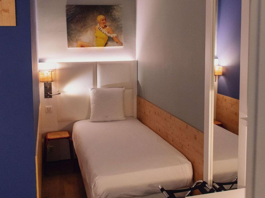 Habitación pequeña con cama blanca pequeña. en greet hotel Lille Gare Flandres - Groupe Accor, en Lille