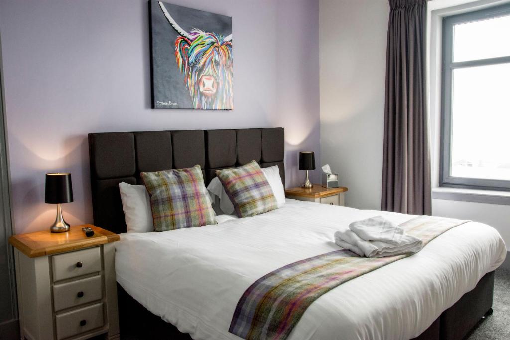 Cama ou camas em um quarto em The Knowes Hotel & Restaurant