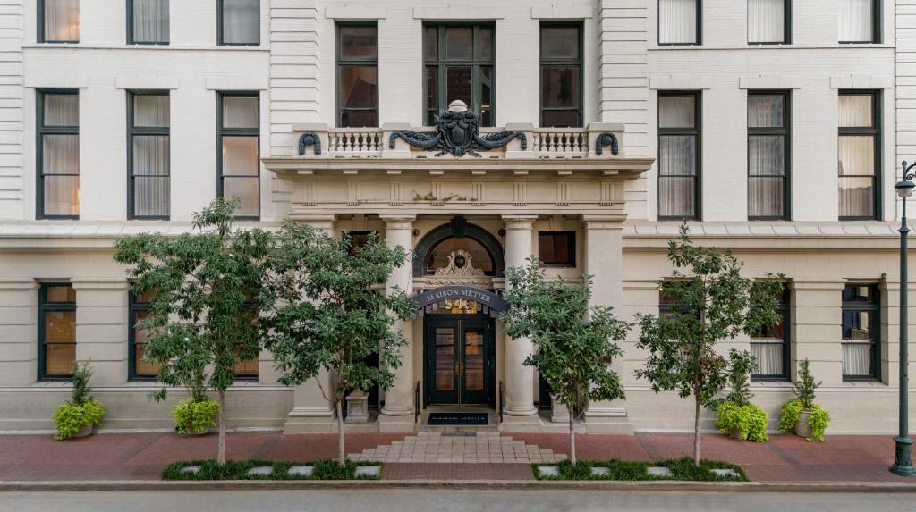 een gebouw met een deur ervoor bij Maison Metier, in the Unbound Collection by Hyatt in New Orleans