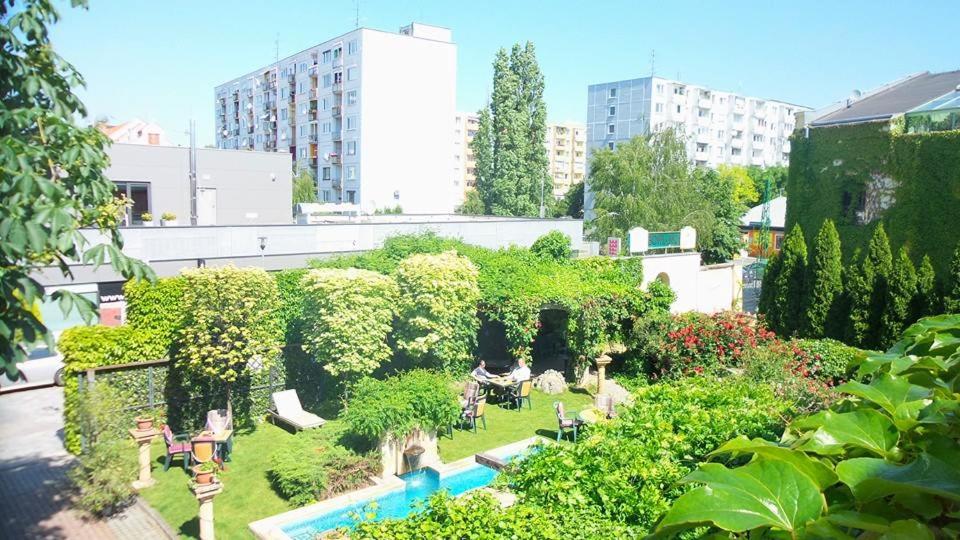 Κήπος έξω από το Hotel Bow Garden