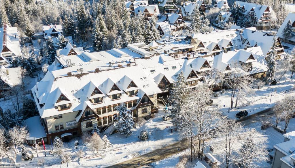 una vista aerea di un resort sulla neve di Hotel Belvedere Resort&SPA a Zakopane