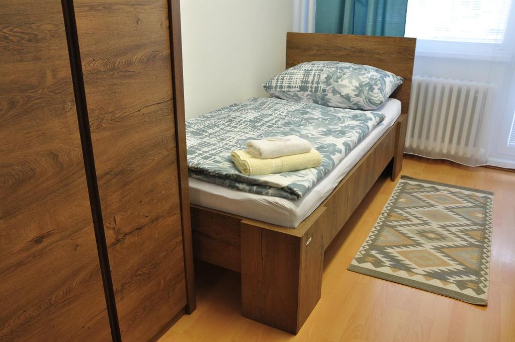 Una cama o camas en una habitación de Školský internát Medická 2