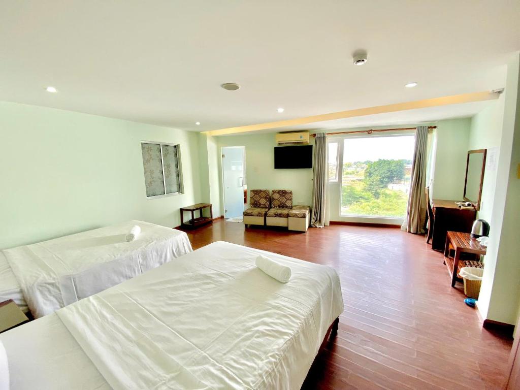 1 dormitorio con 2 camas y sala de estar en Art Deluxe Hotel, en Nha Trang