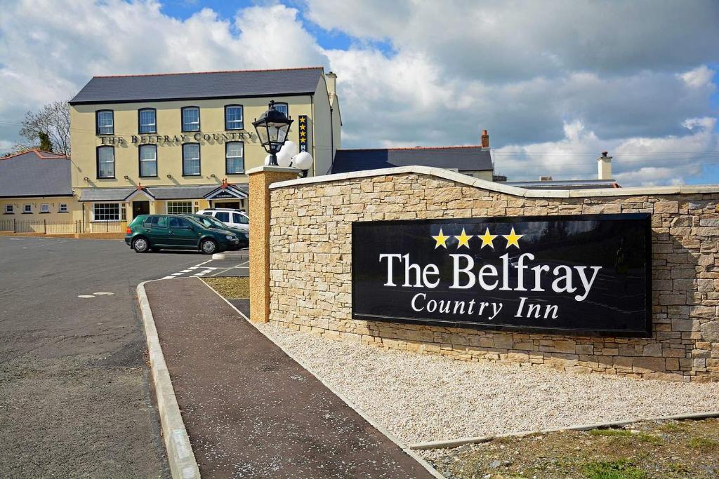 um sinal para a estalagem do condado de Bellingham num parque de estacionamento em The Belfray Country Inn em Derry Londonderry