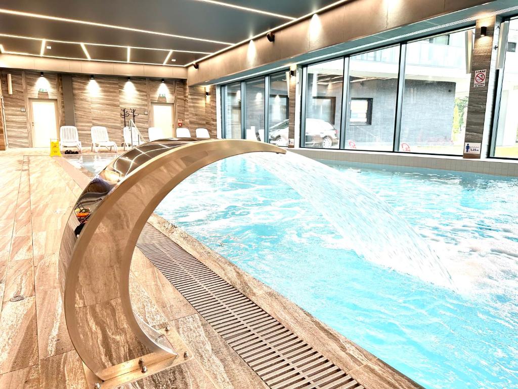 La pileta dentro o cerca de Baltic Style SPA Apartment with free pool, saunas & fitness - Kasprowicza 20