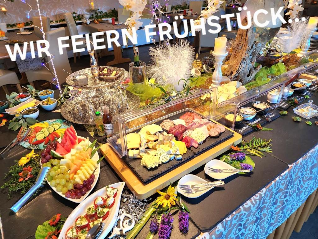 ein Buffet mit Speisen auf einem Tisch mit Speisen darauf in der Unterkunft Altstadt Pension Orchidee in Wernigerode