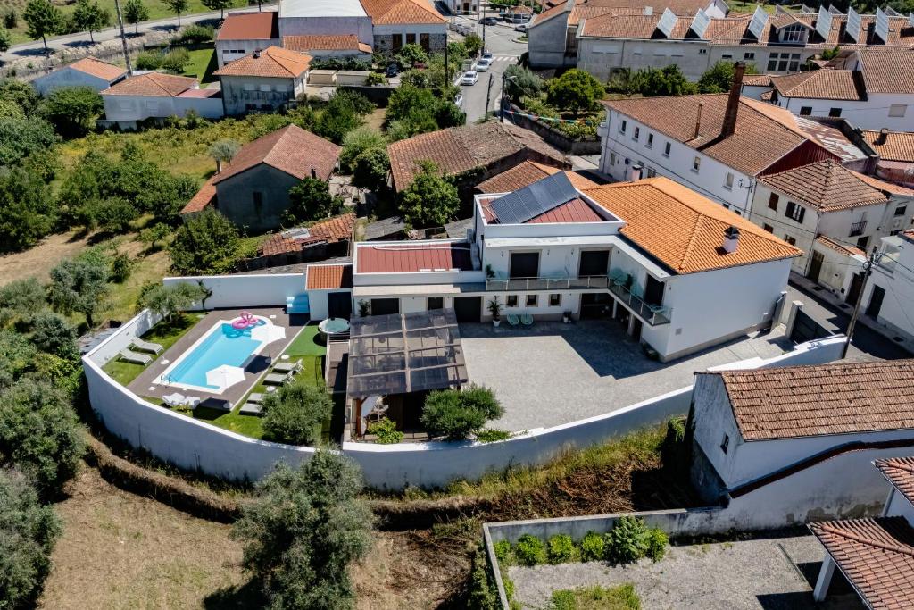 eine Luftansicht eines Hauses mit Pool in der Unterkunft Jasmine Hotel in São Pedro de Alva