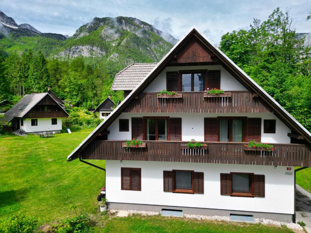 Vista general d'una muntanya o vistes d'una muntanya des de l'hostal o pensió