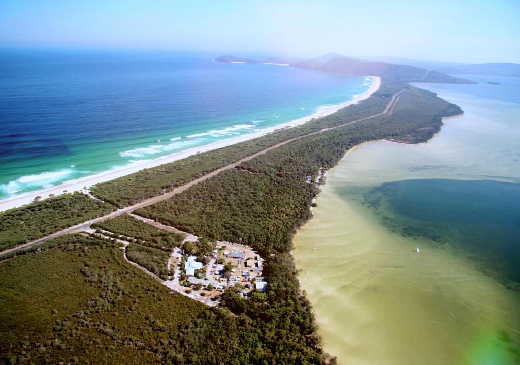 eine Luftansicht auf einen Strand und das Meer in der Unterkunft Camp Elim in Forster