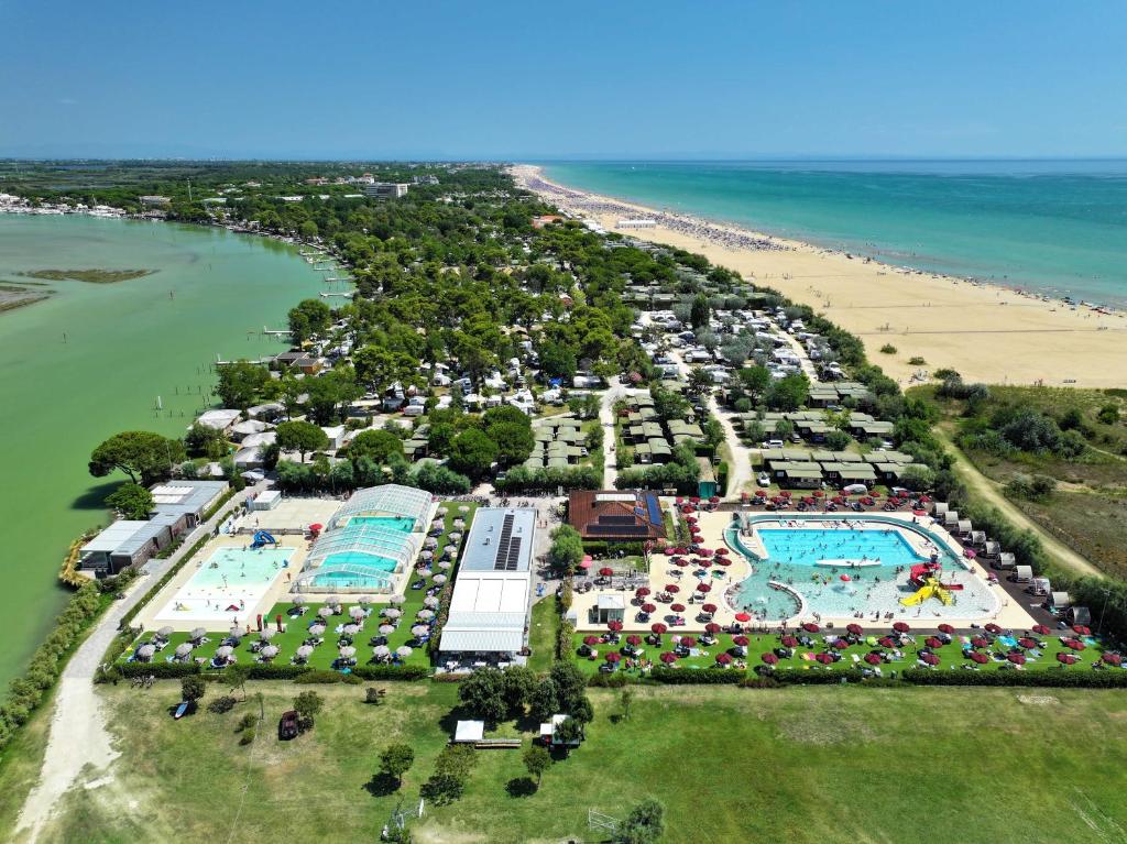 - Vistas aéreas a la piscina de la playa en Camping Village Capalonga, en Bibione