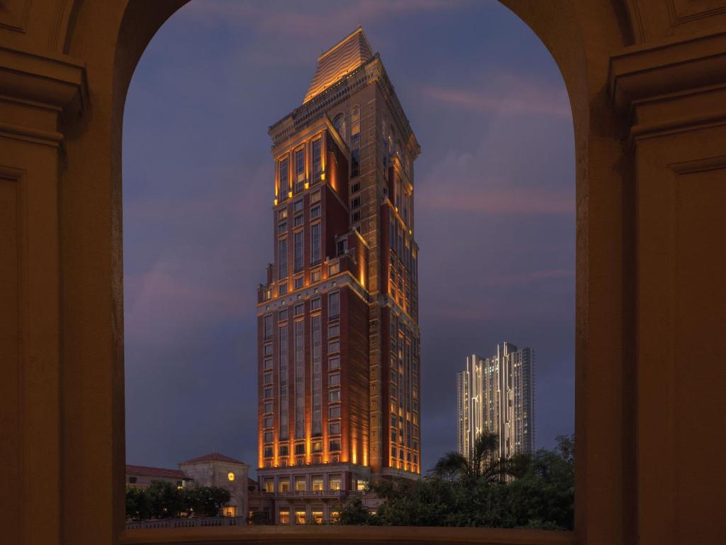 un grand bâtiment est éclairé la nuit dans l'établissement ITC Grand Central, a Luxury Collection Hotel, Mumbai, à Mumbai