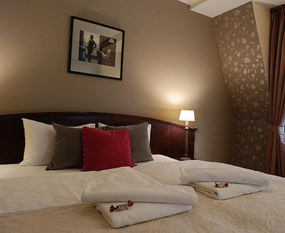 A bed or beds in a room at Hotel Stare Miasto Old Town