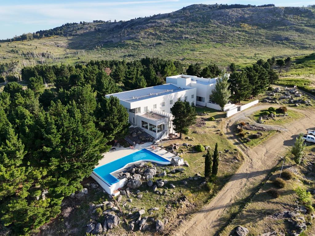 Piscina de la sau aproape de Elegance Hotel Tandil