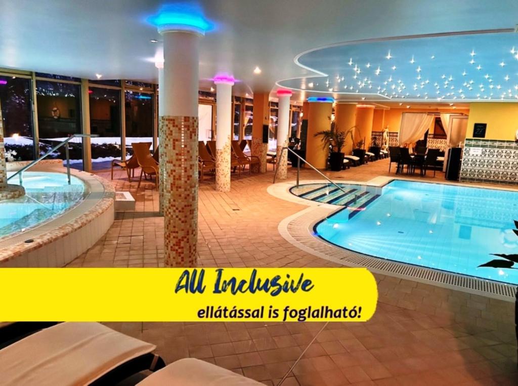 un hotel all inclusive con piscina di Calimbra Wellness Hotel Superior a Miskolctapolca