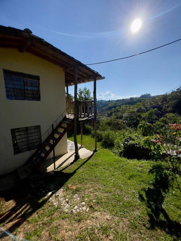 dom z schodami prowadzącymi na balkon w obiekcie Cabaña Granja Wayra w mieście El Peñol