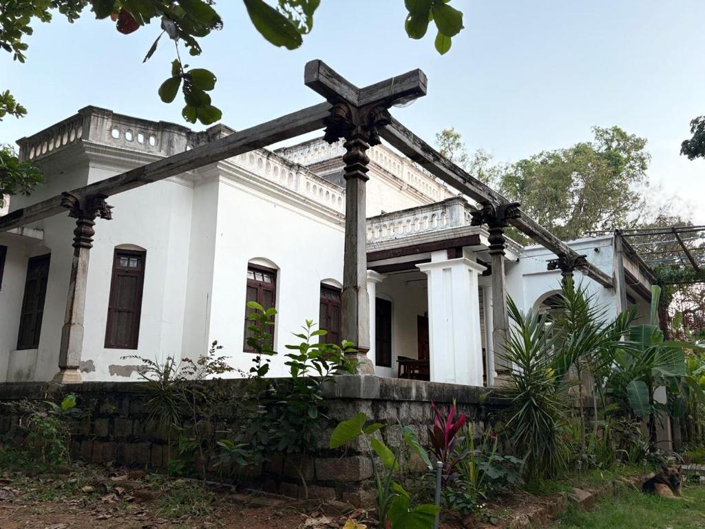 迈索尔Heritage Home, Hampe's的前方有十字架的白色房子