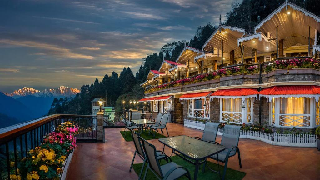 un hotel con tavoli e sedie su un balcone di Summit Grace Boutique Hotel & Spa a Darjeeling