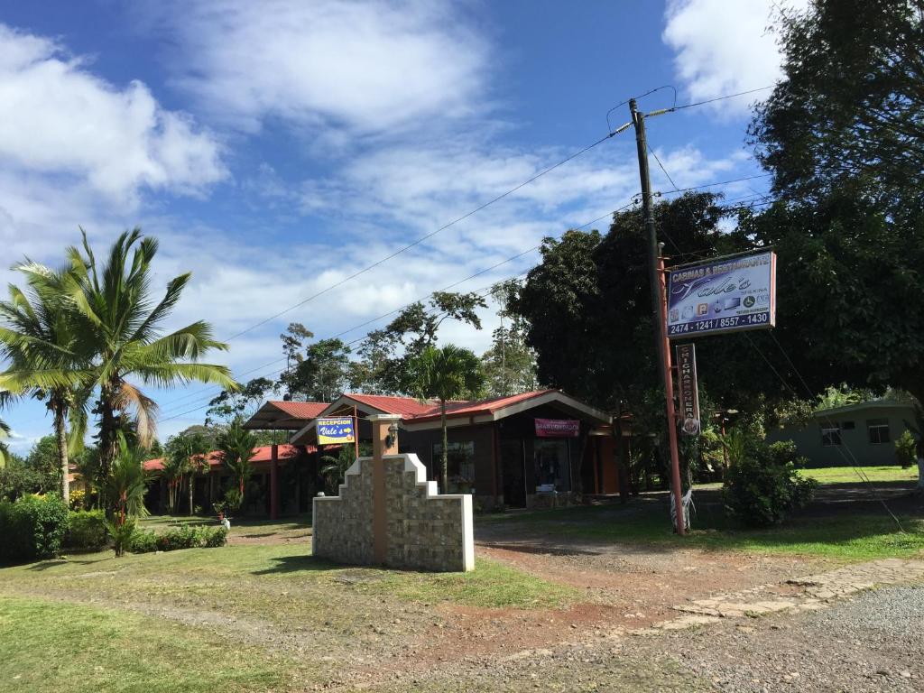 Kebun di luar Hotel Vale's