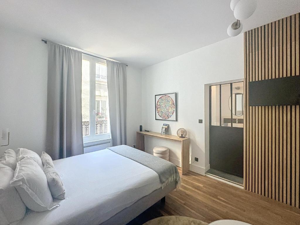 Кровать или кровати в номере So Guest, Clou dans le fer, modern suite near cathedral