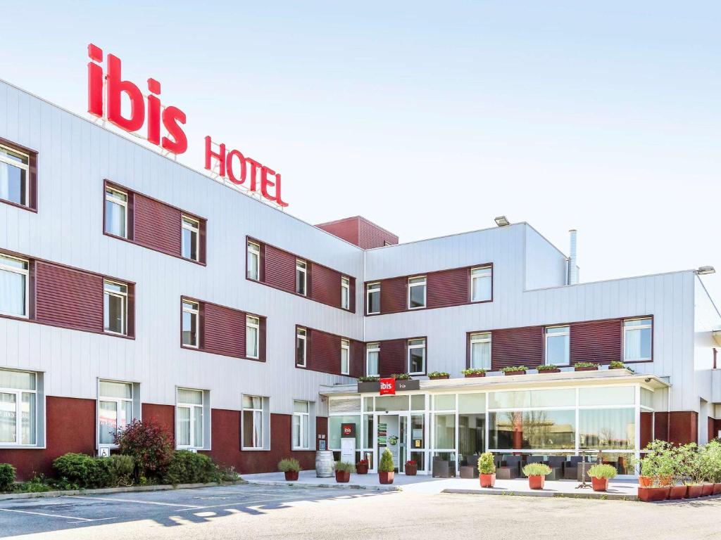 Ibis Irun في إرون: فندق ذو مبنى احمر وابيض