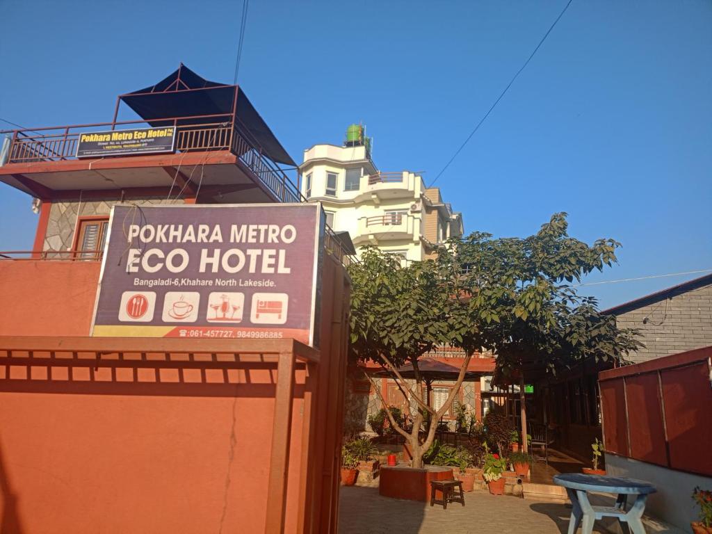 znak dla hotelu morro ego przed budynkiem w obiekcie Pokhara Metro Eco Hotel w mieście Pokhara