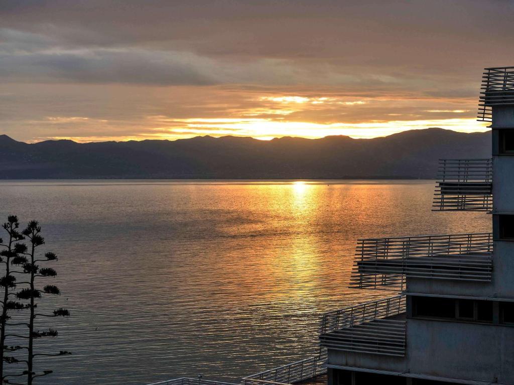 アル・ホセイマにあるMercure Quemado Al-Hoceima Resortの水上の夕日