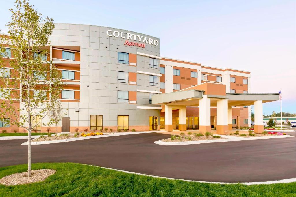 a building with a circular driveway in front of it at Courtyard by Marriott Kalamazoo Portage in Portage